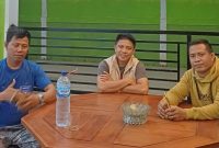 (Dari kiri ke kanan) Ketua Alfatih, Rizal, Ketua Dewan Pendiri, Sulaiman Alpamba (tengah), dan Sekretaris Alfatih, Erwin. Foto: Ist.