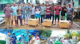 Anggota Dewan Perwakilan Rakyat Daerah (DPRD) Konawe Utara, Fendrik, S.Kom, berpose bersama nelayan pesisir penerima bantuan. Jum'at, (07/02/2025).