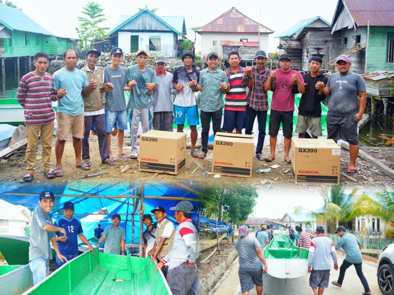 Anggota Dewan Perwakilan Rakyat Daerah (DPRD) Konawe Utara, Fendrik, S.Kom, berpose bersama nelayan pesisir penerima bantuan. Jum'at, (07/02/2025).