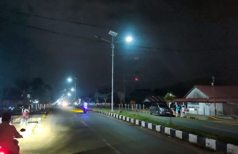 Sejumlah PJUTS dibeberapa titik kompleks perkantoran Kelurahan Wanggudu, Kecamatan Asera, Kabupaten Konawe Utara (Konut), dibiarkan mati. Senin, (10/02/2025).