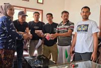 Kepala Desa Mandiodo, Alias Manan, bersama aparat desa dan perusahaan saat menerima penyaluran dana Corporate Social Responsibility (CSR).