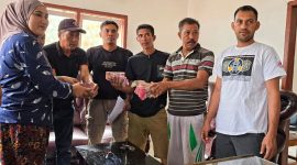 Kepala Desa Mandiodo, Alias Manan, bersama aparat desa dan perusahaan saat menerima penyaluran dana Corporate Social Responsibility (CSR).
