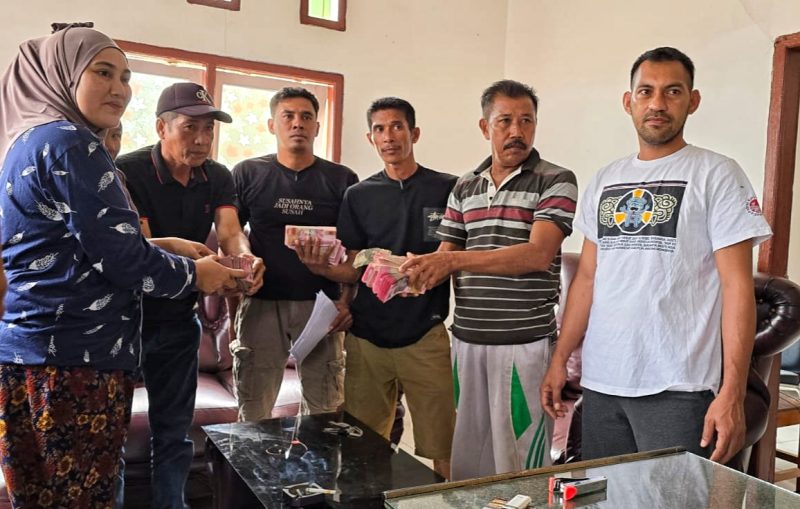 Kepala Desa Mandiodo, Alias Manan, bersama aparat desa dan perusahaan saat menerima penyaluran dana Corporate Social Responsibility (CSR).