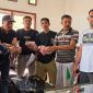 Kepala Desa Mandiodo, Alias Manan, bersama aparat desa dan perusahaan saat menerima penyaluran dana Corporate Social Responsibility (CSR).