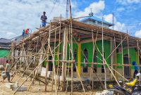 Warga bersama Aparat Kelurahan Wanggudu gotong royong untuk melanjutkan pembangunan Masjid Al-Muhajiri. Foto: Rul