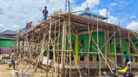 Warga bersama Aparat Kelurahan Wanggudu gotong royong untuk melanjutkan pembangunan Masjid Al-Muhajiri. Foto: Rul
