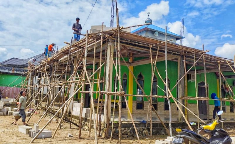Warga bersama Aparat Kelurahan Wanggudu gotong royong untuk melanjutkan pembangunan Masjid Al-Muhajiri. Foto: Rul