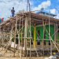 Warga bersama Aparat Kelurahan Wanggudu gotong royong untuk melanjutkan pembangunan Masjid Al-Muhajiri. Foto: Rul