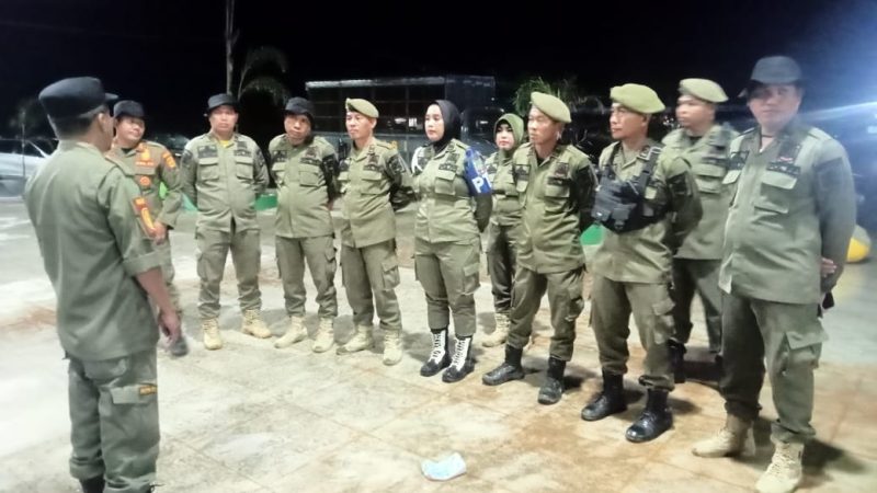 Anggota Satuan Polisi Pamong Praja (Satpol PP) Kabupaten Konawe Utara (Konut) saat melakukakan pengamanan Tahun Baru 2025.