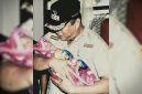 Dr. Ir. H. Ruksamin, S.T., M.Si., IPU., ASEAN Eng., terlihat dengan penuh kasih sayang menggendong salah satu bayi warga.