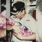 Dr. Ir. H. Ruksamin, S.T., M.Si., IPU., ASEAN Eng., terlihat dengan penuh kasih sayang menggendong salah satu bayi warga.