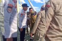 Aksi percobaan bunuh diri yang dilakukan oleh seorang wanita bercadar bersama anak laki-lakinya. Aksi tersebut terekam kamera warga dan videonya telah menyebar luas di media sosial, Kamis (05/06/2025).