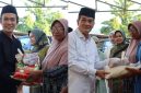 Bupati dan Wabup Konut, H. Ikbar - H. Abuhaera menyerahkan secara simbolis sebanyak 1.100 paket daging kurban dan beras kepada masyarakat kurang mampu dalam rangka perayaan Idul Adha 1446 H, Minggu (08/06/2025).