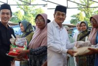 Bupati dan Wabup Konut, H. Ikbar - H. Abuhaera menyerahkan secara simbolis sebanyak 1.100 paket daging kurban dan beras kepada masyarakat kurang mampu dalam rangka perayaan Idul Adha 1446 H, Minggu (08/06/2025).