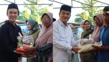 Bupati dan Wabup Konut, H. Ikbar - H. Abuhaera menyerahkan secara simbolis sebanyak 1.100 paket daging kurban dan beras kepada masyarakat kurang mampu dalam rangka perayaan Idul Adha 1446 H, Minggu (08/06/2025).