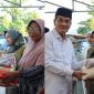 Bupati dan Wabup Konut, H. Ikbar - H. Abuhaera menyerahkan secara simbolis sebanyak 1.100 paket daging kurban dan beras kepada masyarakat kurang mampu dalam rangka perayaan Idul Adha 1446 H, Minggu (08/06/2025).