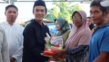Ketua DPW PBB Sultra, H. Ikbar, S.H., M.H., menyerahkan Paket Qurban Idul Adha 1446 Hijriah di Konawe Utara.