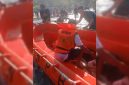 Personel Badan Penanggulangan Bencana Daerah (BPBD) Kabupaten Konawe Utara (Konut) menunjukkan aksi heroik penyelamatan jasad korban tenggelam di dalam dasar laut Pantai Taipa, Senin (09/06/2025).