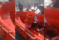 Personel Badan Penanggulangan Bencana Daerah (BPBD) Kabupaten Konawe Utara (Konut) menunjukkan aksi heroik penyelamatan jasad korban tenggelam di dalam dasar laut Pantai Taipa, Senin (09/06/2025).