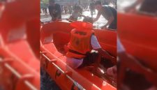 Personel Badan Penanggulangan Bencana Daerah (BPBD) Kabupaten Konawe Utara (Konut) menunjukkan aksi heroik penyelamatan jasad korban tenggelam di dalam dasar laut Pantai Taipa, Senin (09/06/2025).