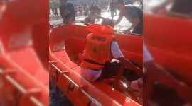 Personel Badan Penanggulangan Bencana Daerah (BPBD) Kabupaten Konawe Utara (Konut) menunjukkan aksi heroik penyelamatan jasad korban tenggelam di dalam dasar laut Pantai Taipa, Senin (09/06/2025).