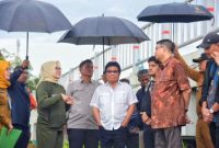 Direktur Jenderal (Dirjen) Kawasan Pemukiman Kementerian Perumahan dan Kawasan Permukiman, Ir. Fitrah Nur, bersama Wakil Ketua Komisi V DPR RI, Ir. Ridwan Bae, dan Walikota Kendari, Siska Karina Imran, meninjau langsung kawasan Pulau Pandan, tepatnya di RT 2, 3, dan 4, Kelurahan Poasia, Kecamatan Abeli, Selasa (10/06/2025).