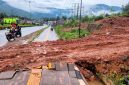 Fasilitas Pemerintah di poros Trans Sulawesi, tepatnya di Desa Lambudoni, Kecamatan Andowia, Trotoar jalan sengaja dirusak akibat aktivitas mobilitas alat berat dan pengerukan tanah yang tidak terkendali. Selasa (10/06/2025).