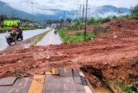Fasilitas Pemerintah di poros Trans Sulawesi, tepatnya di Desa Lambudoni, Kecamatan Andowia, Trotoar jalan sengaja dirusak akibat aktivitas mobilitas alat berat dan pengerukan tanah yang tidak terkendali. Selasa (10/06/2025).