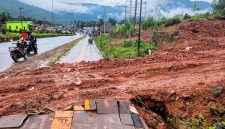 Fasilitas Pemerintah di poros Trans Sulawesi, tepatnya di Desa Lambudoni, Kecamatan Andowia, Trotoar jalan sengaja dirusak akibat aktivitas mobilitas alat berat dan pengerukan tanah yang tidak terkendali. Selasa (10/06/2025).