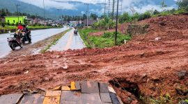 Fasilitas Pemerintah di poros Trans Sulawesi, tepatnya di Desa Lambudoni, Kecamatan Andowia, Trotoar jalan sengaja dirusak akibat aktivitas mobilitas alat berat dan pengerukan tanah yang tidak terkendali. Selasa (10/06/2025).