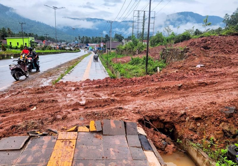 Fasilitas Pemerintah di poros Trans Sulawesi, tepatnya di Desa Lambudoni, Kecamatan Andowia, Trotoar jalan sengaja dirusak akibat aktivitas mobilitas alat berat dan pengerukan tanah yang tidak terkendali. Selasa (10/06/2025).