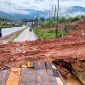 Fasilitas Pemerintah di poros Trans Sulawesi, tepatnya di Desa Lambudoni, Kecamatan Andowia, Trotoar jalan sengaja dirusak akibat aktivitas mobilitas alat berat dan pengerukan tanah yang tidak terkendali. Selasa (10/06/2025).