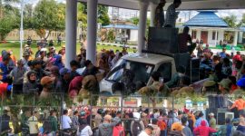 Aliansi Masyarakat Tani (AMT) Konawe Selatan, bersama beberapa organisasi masyarakat sipil, Geruduk dan secara resmi melaporkan PT Marketindo Selaras (PT MS) ke Kejaksaan Negeri (Kejari) Konsel, Selasa (17/6/2025).