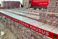 Kejaksaan Agung (Kejagung) memamerkan Barang Bukti (BB) uang tunai senilai Rp2 triliun dari total Rp11,8 triliun dalam kasus korupsi ekspor crude palm oil (CPO) di Gedung Bundar Kejagung RI, Selasa (17/6/2025).