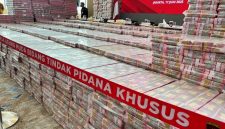 Kejaksaan Agung (Kejagung) memamerkan Barang Bukti (BB) uang tunai senilai Rp2 triliun dari total Rp11,8 triliun dalam kasus korupsi ekspor crude palm oil (CPO) di Gedung Bundar Kejagung RI, Selasa (17/6/2025).