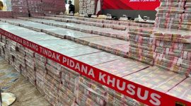 Kejaksaan Agung (Kejagung) memamerkan Barang Bukti (BB) uang tunai senilai Rp2 triliun dari total Rp11,8 triliun dalam kasus korupsi ekspor crude palm oil (CPO) di Gedung Bundar Kejagung RI, Selasa (17/6/2025).