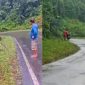 Mobil jenis Avanza terperesot keluar dari jalur aspal dan beberapa pengendara motor turun dari kendaraan dan mendorong kendaraan. Rabu pagi (18/06/2025). Foto : Screenshot.