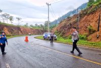 Kasatlantas Polres Konawe Utara, Iptu Aldiansyah As’ad, bersama sejumlah personel kepolisian dan didukung oleh pemerintah daerah (Pemda) Konut, turun langsung ke lokasi untuk melakukan penanganan darurat, Rabu (18/6/2025).