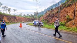 Kasatlantas Polres Konawe Utara, Iptu Aldiansyah As’ad, bersama sejumlah personel kepolisian dan didukung oleh pemerintah daerah (Pemda) Konut, turun langsung ke lokasi untuk melakukan penanganan darurat, Rabu (18/6/2025).