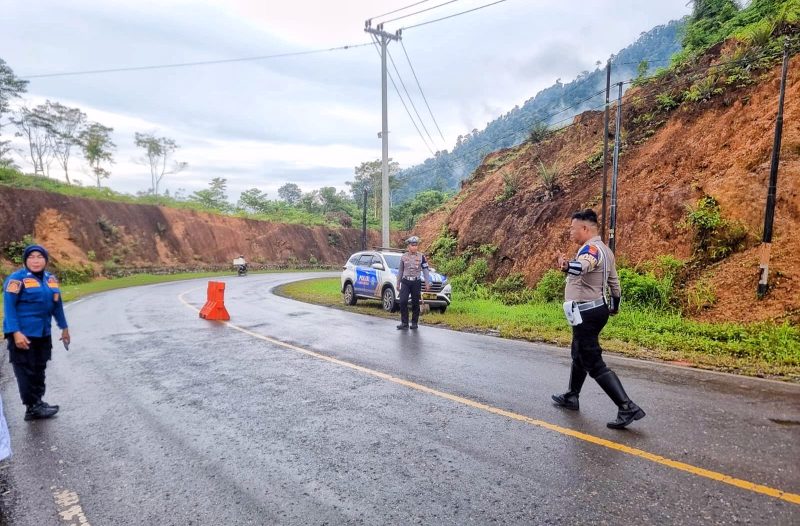 Kasatlantas Polres Konawe Utara, Iptu Aldiansyah As’ad, bersama sejumlah personel kepolisian dan didukung oleh pemerintah daerah (Pemda) Konut, turun langsung ke lokasi untuk melakukan penanganan darurat, Rabu (18/6/2025).