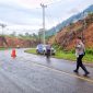 Kasatlantas Polres Konawe Utara, Iptu Aldiansyah As’ad, bersama sejumlah personel kepolisian dan didukung oleh pemerintah daerah (Pemda) Konut, turun langsung ke lokasi untuk melakukan penanganan darurat, Rabu (18/6/2025).