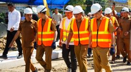 Bupati dan Wakil Bupati Konawe Utara, Ikbar-Abuhaera saat melakukan peletakan batu pertama pembangunan Stadion Mini Konasara di Kecamatan Molawe. Senin (16/06/2025).