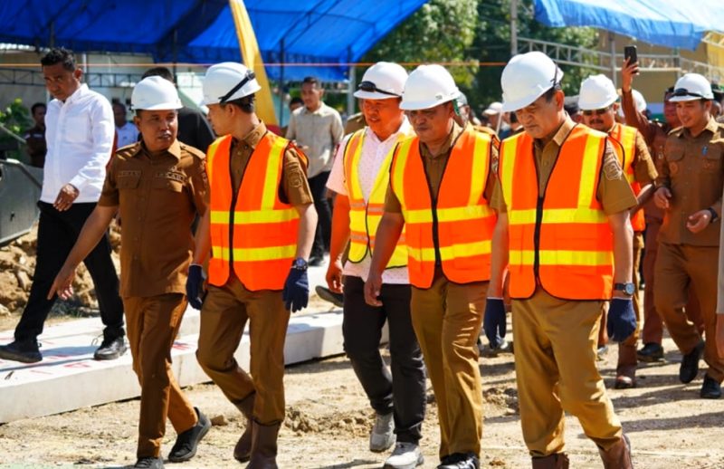 Bupati dan Wakil Bupati Konawe Utara, Ikbar-Abuhaera saat melakukan peletakan batu pertama pembangunan Stadion Mini Konasara di Kecamatan Molawe. Senin (16/06/2025).