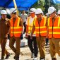 Bupati dan Wakil Bupati Konawe Utara, Ikbar-Abuhaera saat melakukan peletakan batu pertama pembangunan Stadion Mini Konasara di Kecamatan Molawe. Senin (16/06/2025).