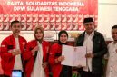 SK diserahkan secara langsung oleh Ketua DPW PSI Sulawesi Tenggara, La Ode M. Raji’un Tumada ke Vebrianti Safruddin, dan disaksikan oleh seluruh pengurus PSI.