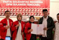 SK diserahkan secara langsung oleh Ketua DPW PSI Sulawesi Tenggara, La Ode M. Raji’un Tumada ke Vebrianti Safruddin, dan disaksikan oleh seluruh pengurus PSI.