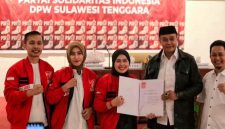 SK diserahkan secara langsung oleh Ketua DPW PSI Sulawesi Tenggara, La Ode M. Raji’un Tumada ke Vebrianti Safruddin, dan disaksikan oleh seluruh pengurus PSI.