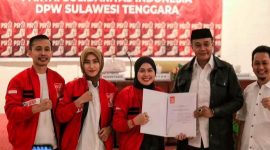 SK diserahkan secara langsung oleh Ketua DPW PSI Sulawesi Tenggara, La Ode M. Raji’un Tumada ke Vebrianti Safruddin, dan disaksikan oleh seluruh pengurus PSI.