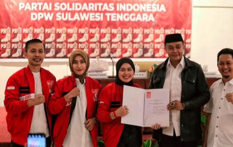 SK diserahkan secara langsung oleh Ketua DPW PSI Sulawesi Tenggara, La Ode M. Raji’un Tumada ke Vebrianti Safruddin, dan disaksikan oleh seluruh pengurus PSI.