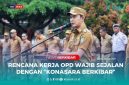 Bupati Konawe Utara, H. Ikbar, S.H., M.H., saat memimpin apel gabungan ASN di halaman Kantor Bupati Konawe Utara, Senin (23/6/2025).
